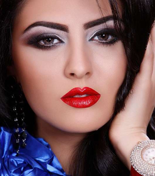 إطلالة مريم حسين جريئة بالماكياج الأحمر