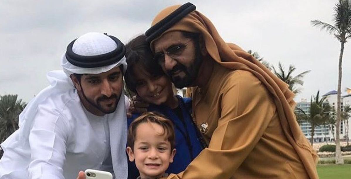 صورة عائلية مميزة تجمع حاكم دبي بأولاده