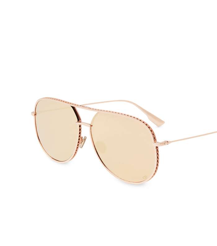 نظارات شمسية باللون الذهبي من ديور من المجموعة الكبسولة بعنوان Dior Or