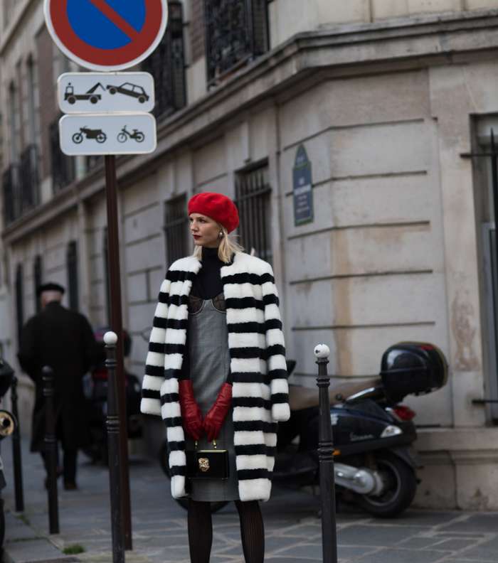موضة معطف الفرو الطويل المقلم بالخطوط العريضة في اليوم الثاني من أسبوع الموضة الباريسي