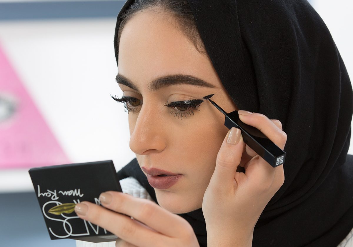 دينا خلال تصويرها Yasmina Lab