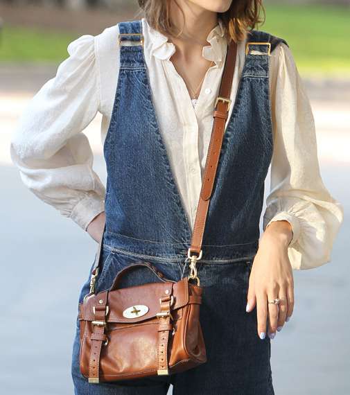 أليكسا شونغ ترتدي حقيبة Mulberry التي تحمل اسمها