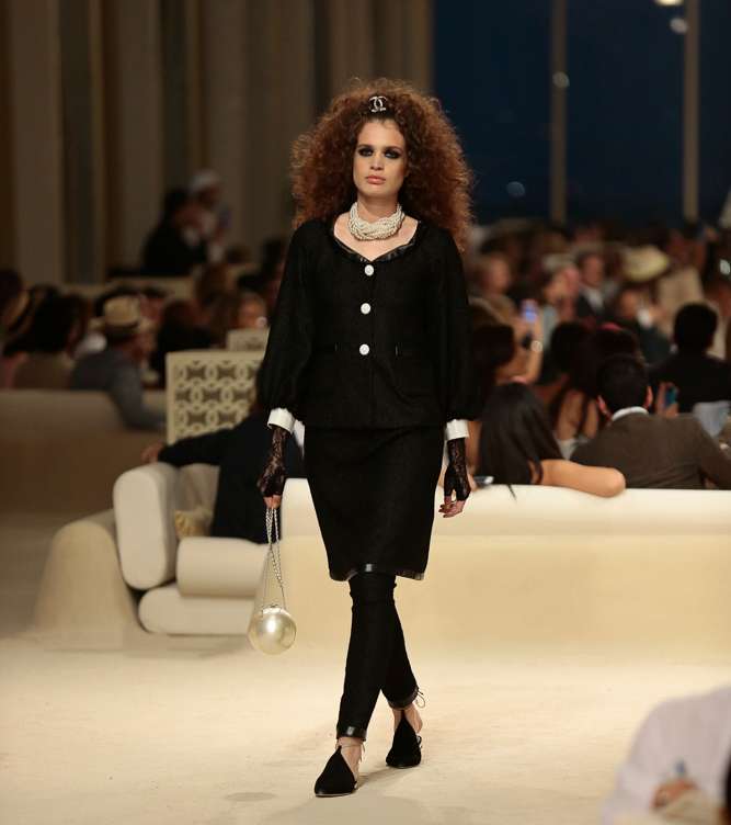 انسجام الأسود مع اللؤلؤ في عرض CHANEL 