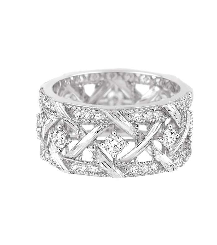 خاتم Dior ضخم التصميم يناسب إطلالة زفافك 