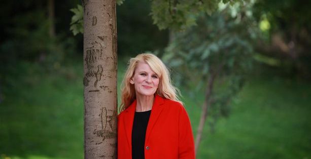 إمرأة صماء لأربعين عاماً تسمع للمرة الأولى