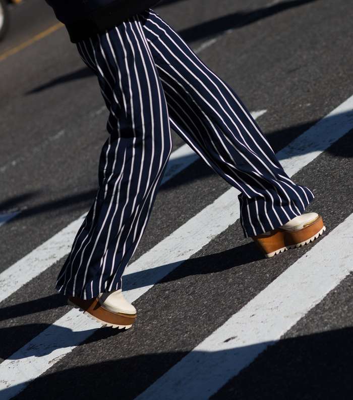 موضة السراويل الواسعة المقلمة مع احذية الـ Platform wedges من اليوم الاخير من اسبوع الموضة في نيويورك لشتاء 2017