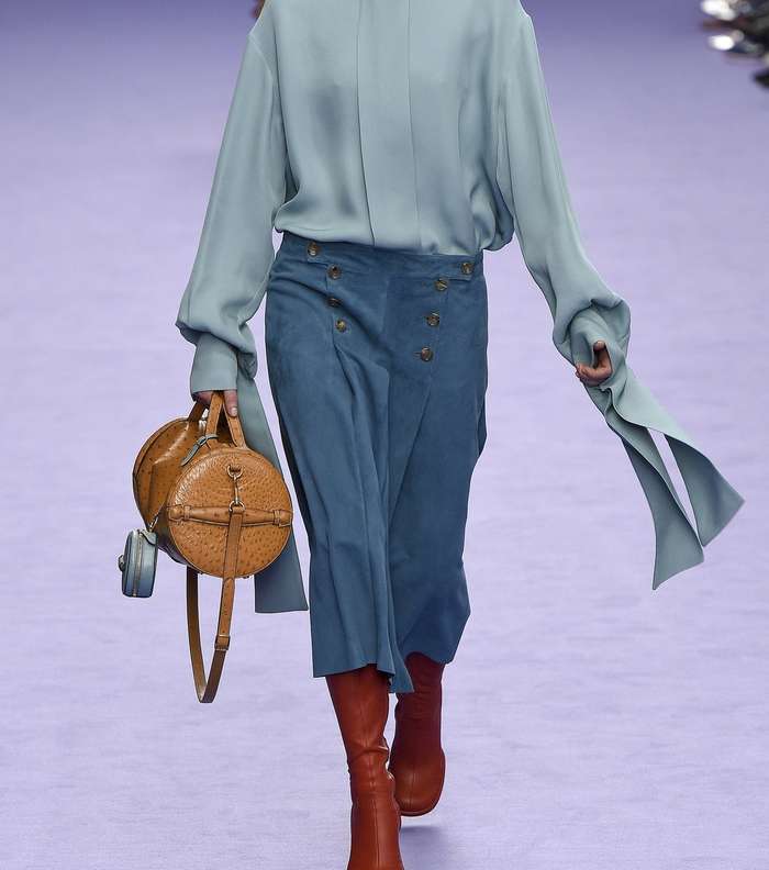 السروال السويدي بالازرار من الامام وبقصة الـ Culotte مع التوب المنسدلة بالاكمام الطويلة من Mulberry لشتاء 2018