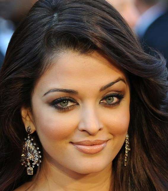 ايشواريا راي بمكياج أنيق