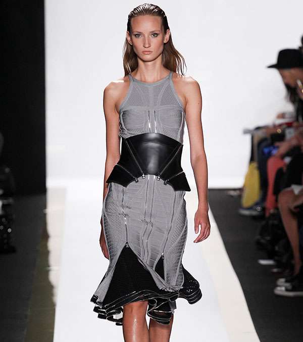 من موديلات الأحزمة لصفي 2014، تقدّم لكِ Herve leger موضة حزام الـ bondage الجلديّ العريض