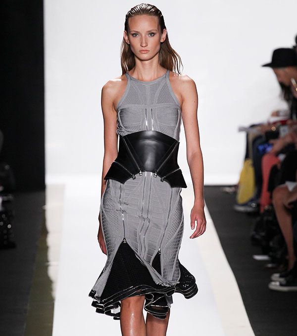 من موديلات الأحزمة لصفي 2014، تقدّم لكِ Herve leger موضة حزام الـ bondage الجلديّ العريض