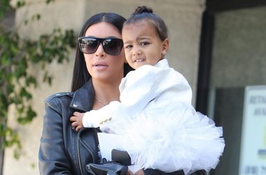 كيم كارداشيان تصرف الملايين على ابنتها