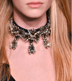 لاطلالة مميزة، تالقي بالعقد الضيق بموضة Choker في شتاء 2015