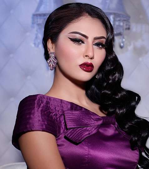 مكياج ريترو أنيق بأحمر الشفاه العنابي