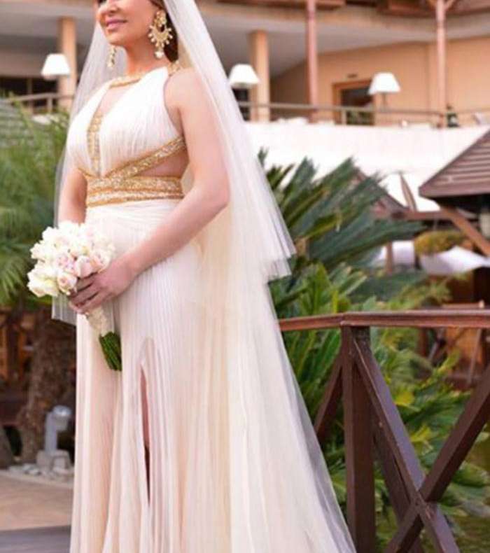 كارول سماحة في أسوأ إطلالة لها في عام 2013 يوم زفافها