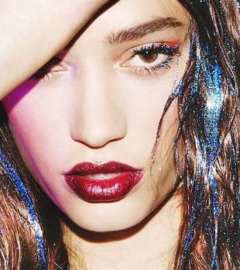 الإكثار من استعمال موضة المكياج اللامع Glitter على كل أجزاء وجهك 