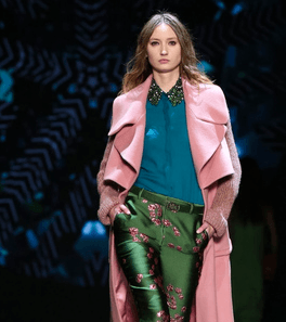 موضة المعطف الملون مع الاطلالة الملونة بموضة الـ color Blocks من مونيك لوييه لشتاء 2017