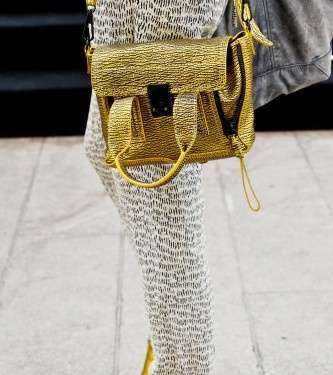 لإطلالة مميّزة في شتاء 2013، ارتدي الحقيبة الميتاليكيّة