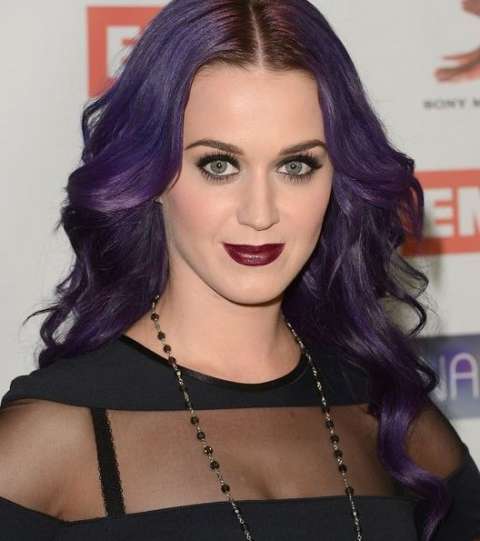 صبغات الشعر المتنوعة لا تؤثّر على ماكياجها الكلاسيكي 