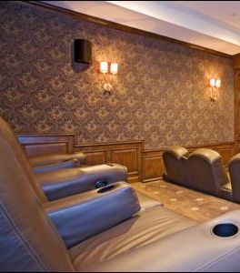 بريتني سبيرز تشاهد الأفلام في واحدة من أفخم صالات السينما والموجودة في منزلها