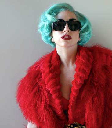 اللايدي غاغا ومع كل صيحاتها الغريبة، جرّبت إطلالة مارلين مونرو بالشعر الأزرق 