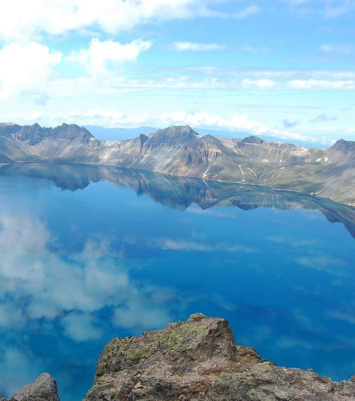 بحيرة تيانتشي بين الصين وكوريا، سبق وكانت بركاناً انفجر لـ3 مرات منذ القرن ال16. 