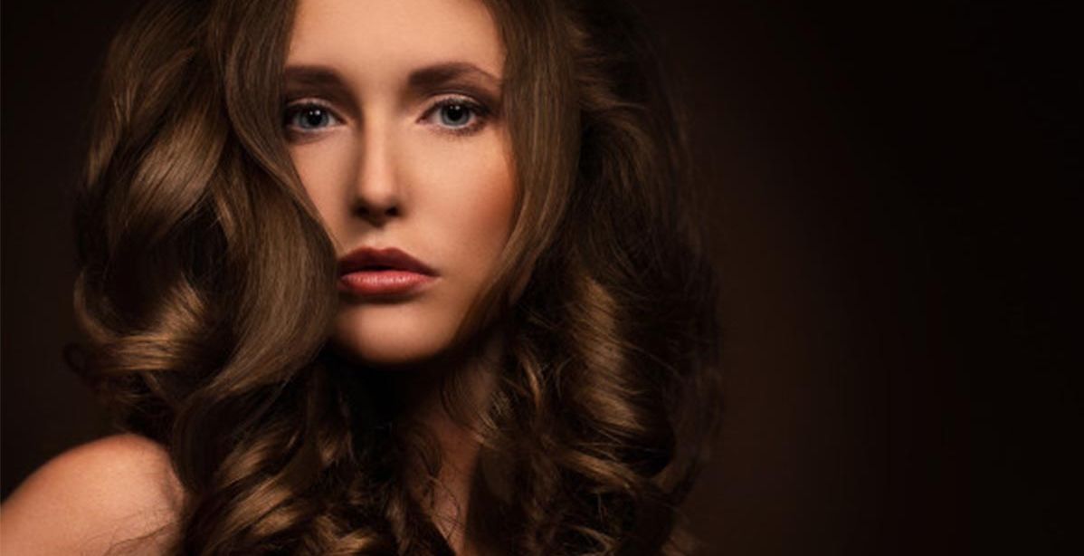 فوائد وافضل طريقة لصبغ الشعر الابيض بالحناء