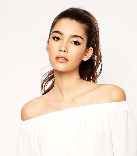 تسريحة ذيل الحصان مع صيحة الـ Off-Shoulders