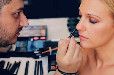 بالصور، كريستيان أبو حيدر يضع الماكياج على وجه السلطانة هويام