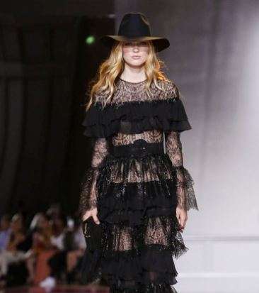 موضة الفساتين  المزينة بالدانتيل من توقيع زهير مراد