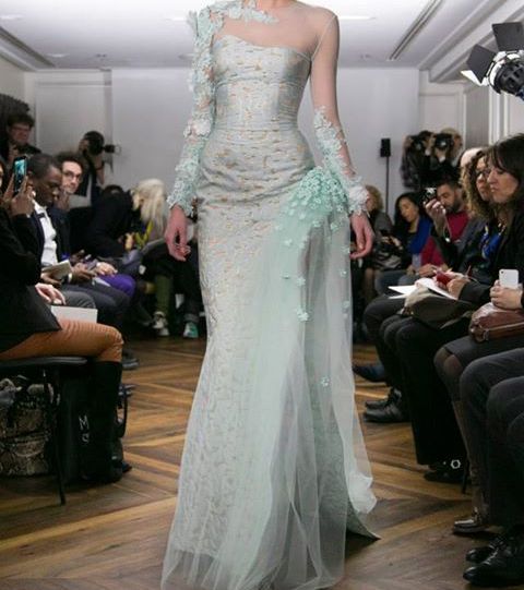 فستان الأكتاف الشفافة