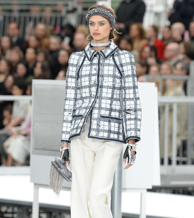 السروال الرسمي بطول يصل حد الكاحل مع السترة التويدية من CHANEL لشتاء 2018