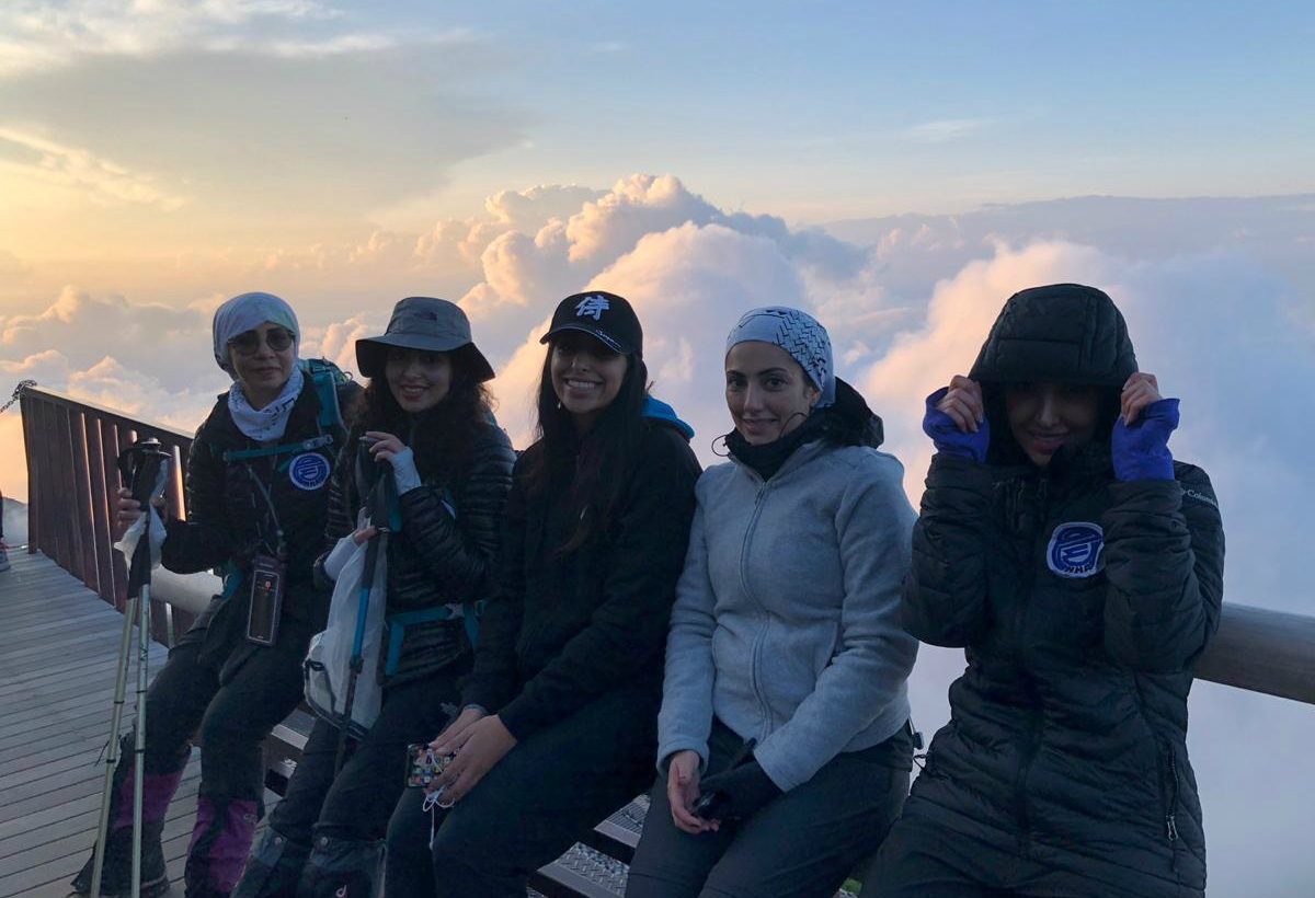شيرين أبو الحسن مع فريقها من على قمة فوجي باليابان 
