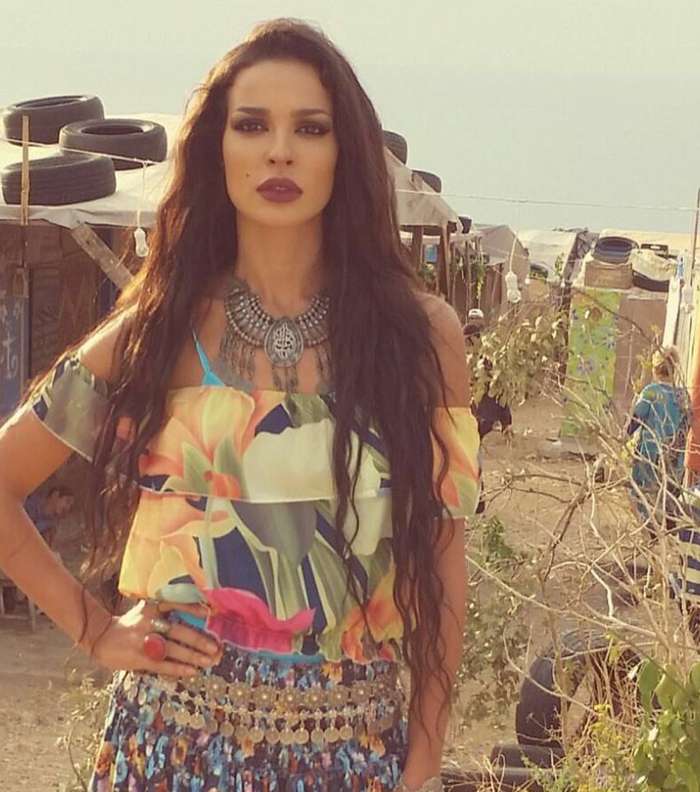 القوّة في ماكياج العيون والشفاه في إطلالة 