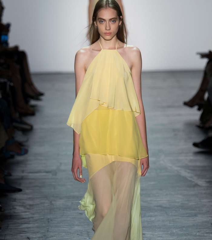 موضة التوبات بقبة عنق الهالتر من مجموعة Prabal Gurung لصيف 2016