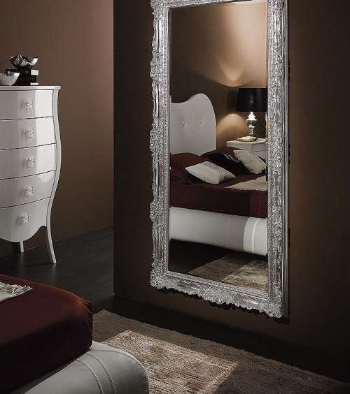 المرآة المعلّقة بالطول تناسب ألوان غرفتك الداكنة