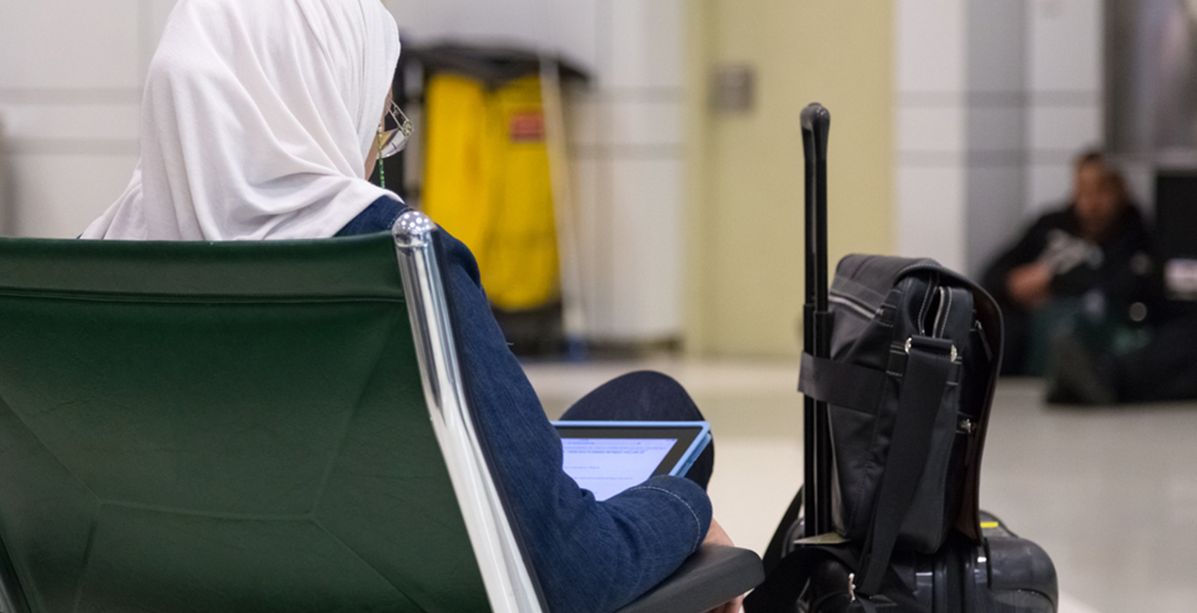 مسلمة محجبة تتعرض للاعتداء في مطار بنيويورك