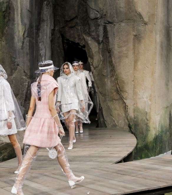 تعرفي على مجموعة CHANEL لربيع وصيف 2018 من اسبوع الموضة الباريسي للملابس الجاهزة