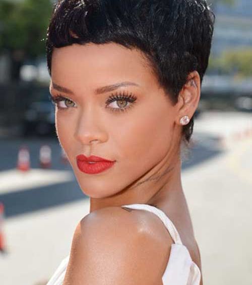 ماكياج ناعم رغم قوّة أحمر الشفاه البرتقالي