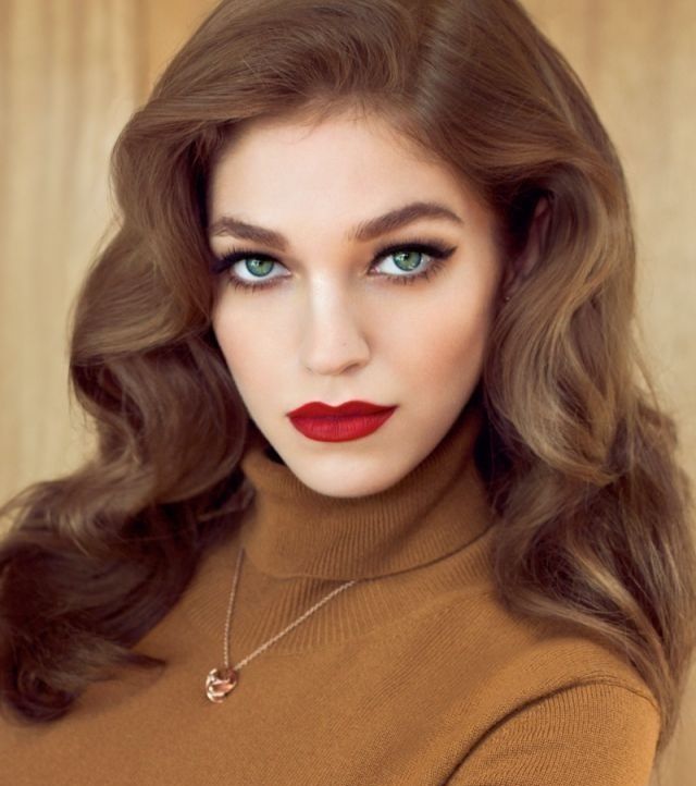 الشعر الويفي العريض مع أحمر الشفاه الأحمر يأخذك إلى عالم الريترو