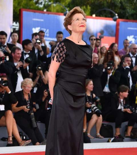 أنيت بينينغ بفستان من جيورجيو ارماني في مهرجان البندقية السينمائي 2017