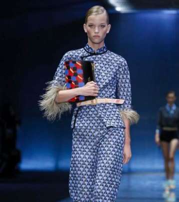 موضة السروال المطبع مع الفرو على الكاحل والسترة مع الفرو على الاكمام من برادا لصيف 2017