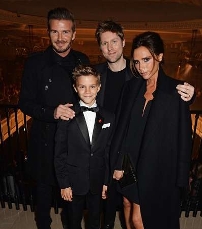 بالصورة Christopher Bailey يتوسّط عائلة Beckham