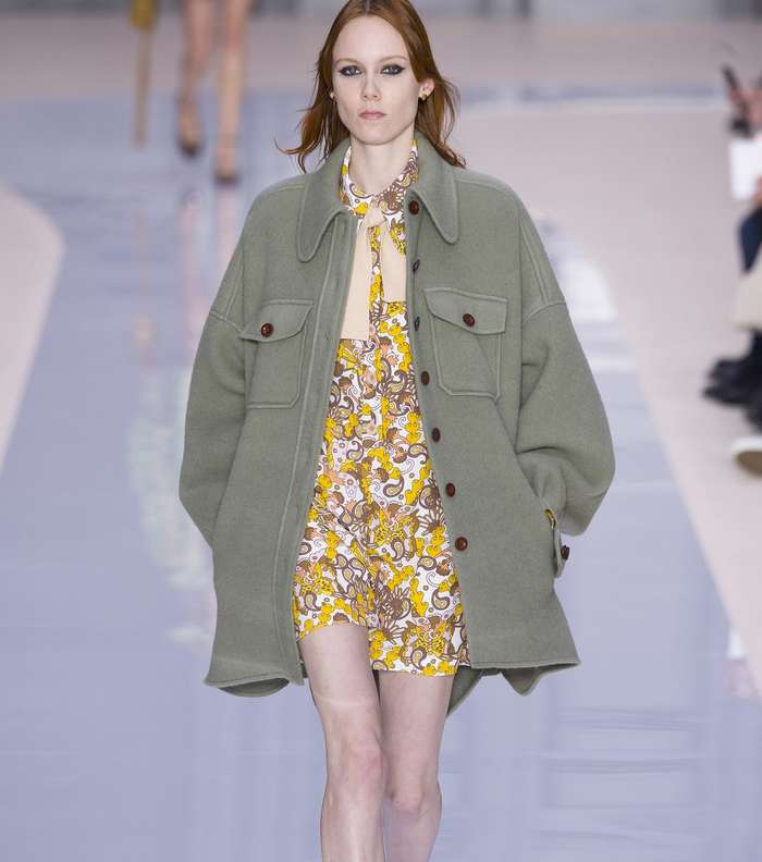 الفستان المطبع مع السترة العسكرية من كلوي لشتاء 2018