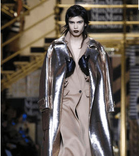 موضة المعاطف الماكسي الميتاليكية من MaxMara لشتاء 2017