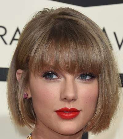 تايلور سويفت: نجمة الجوائز والشعر القصير
