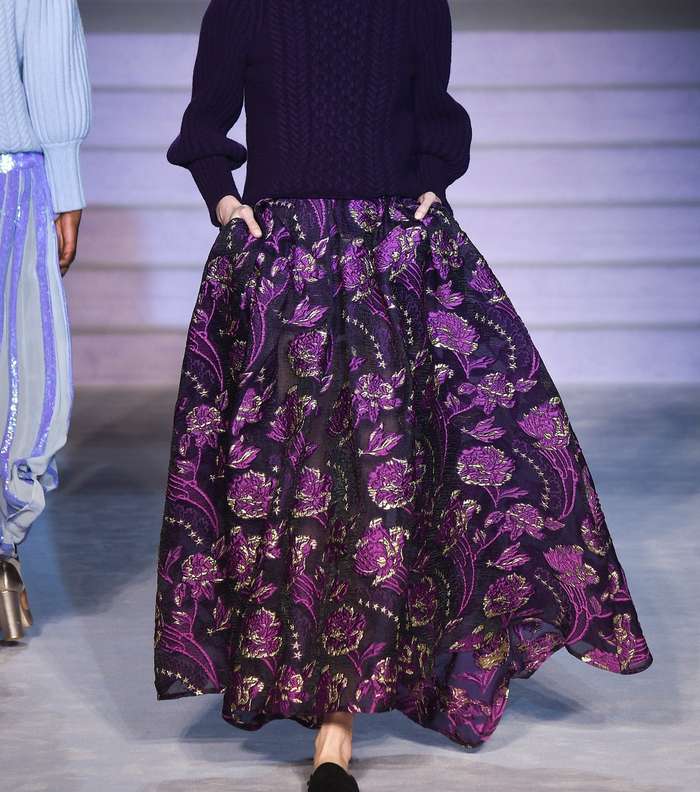 الكنزة الصوفية بالياقة العالية مع التنورة المنفوخة المطرزة والمطبعة من تمبرلي لندن لشتاء 2018