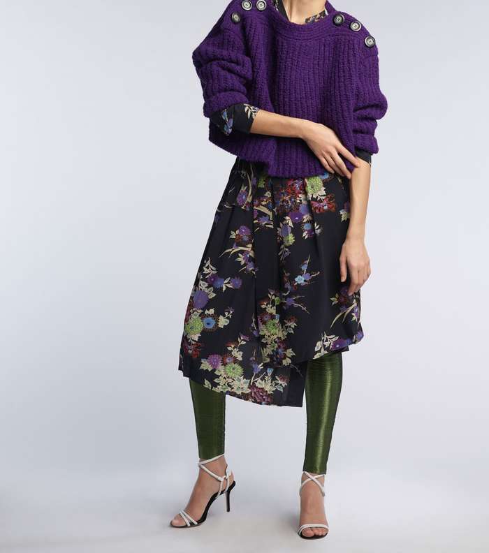 موضة الـ Layering مع الليغينغ الميتاليكي والفستان الحريري المطبع وفوقه الكنزة الصوفية من Isabel Marant لما قبل خريف 2017