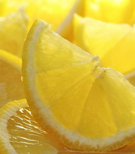الليمون لتنقية الجهاز الهضمي وتعزيز المناعة في الجسم. 