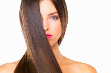 حيلة غريبة لتمليس الشعر بالدبابيس... من دون حرارة