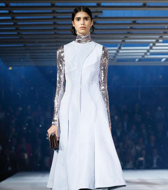 من اجمل ازياء راف سايمونز، هذا اللوك من مجموعة Pre Fall 2015
